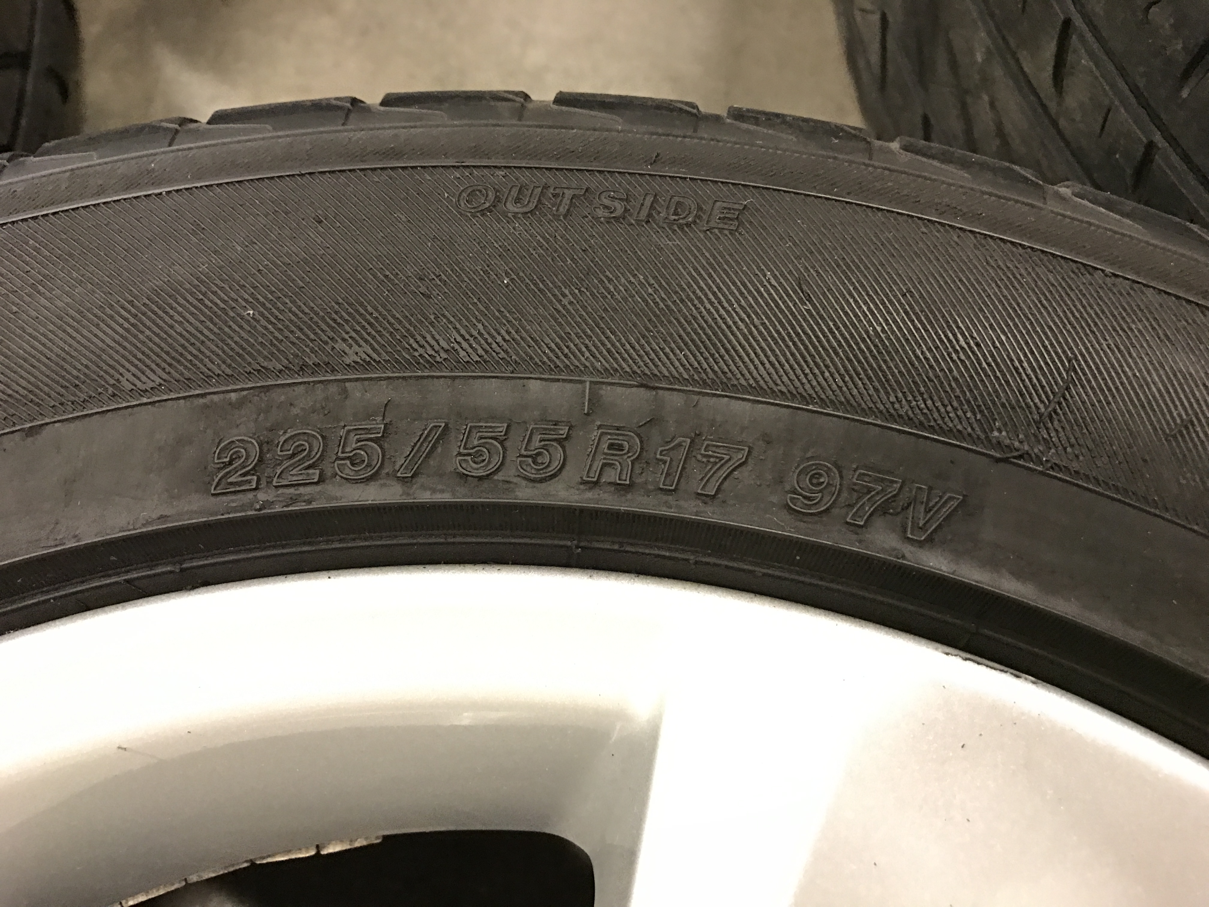 2011 BMW 528i Sedan Wheels and Tires - Image 11