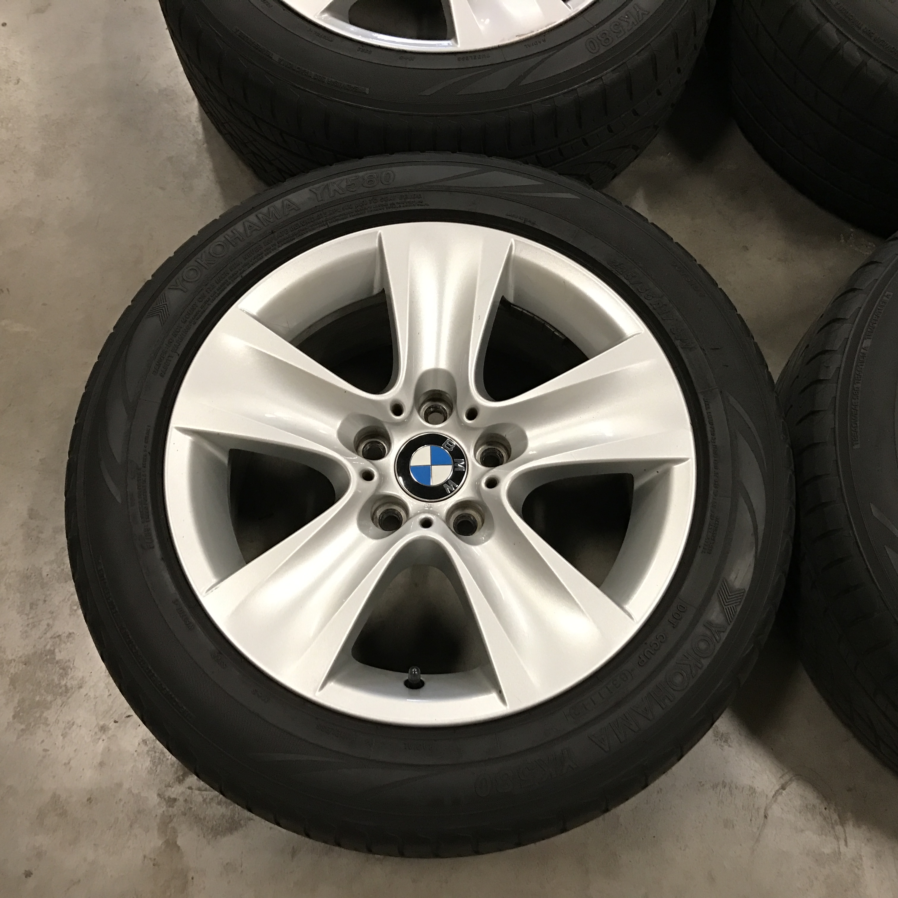 2011 BMW 528i Sedan Wheels and Tires - Image 2
