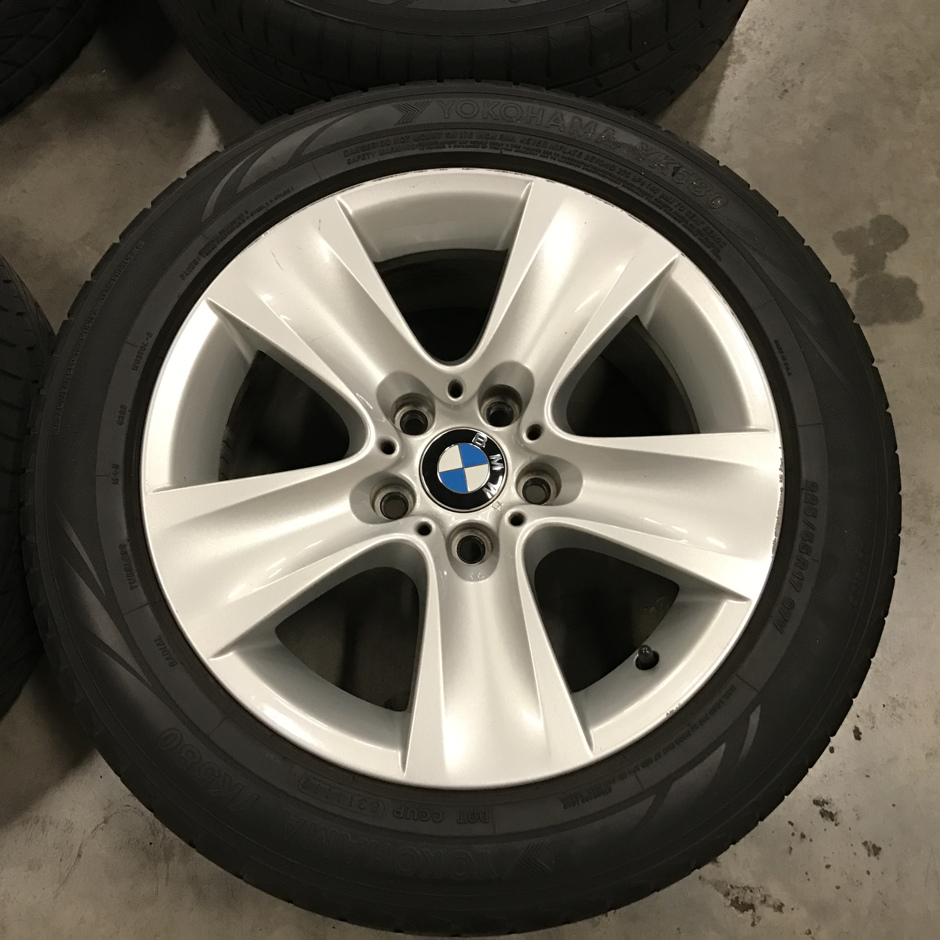 2011 BMW 528i Sedan Wheels and Tires - Image 3