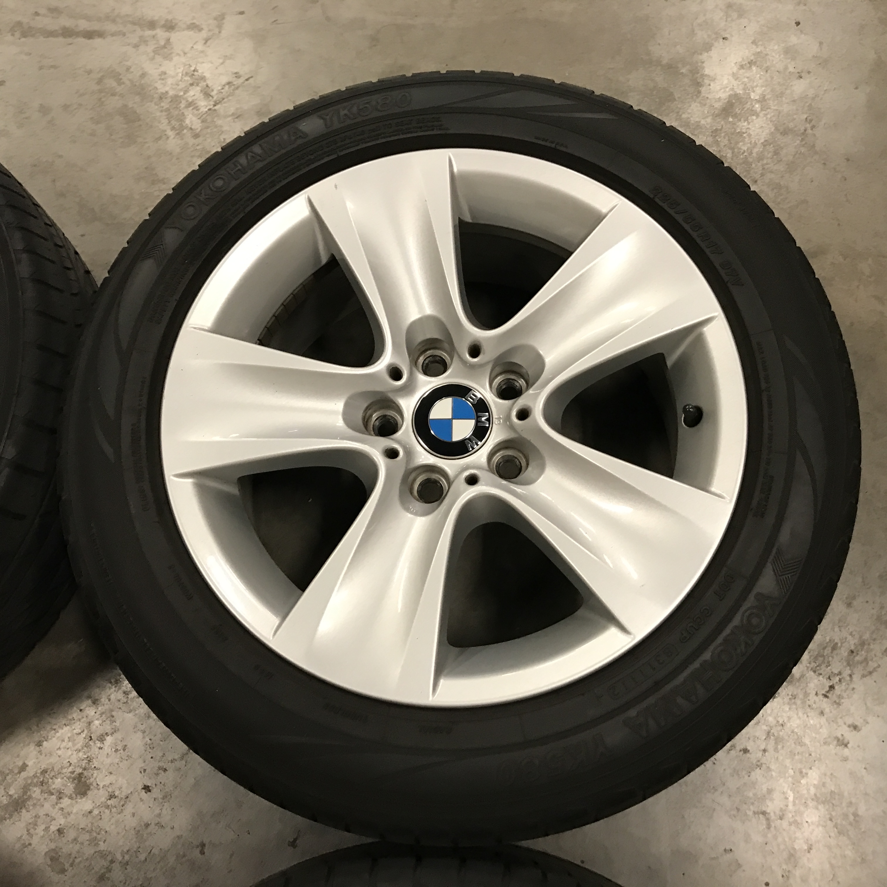 2011 BMW 528i Sedan Wheels and Tires - Image 4